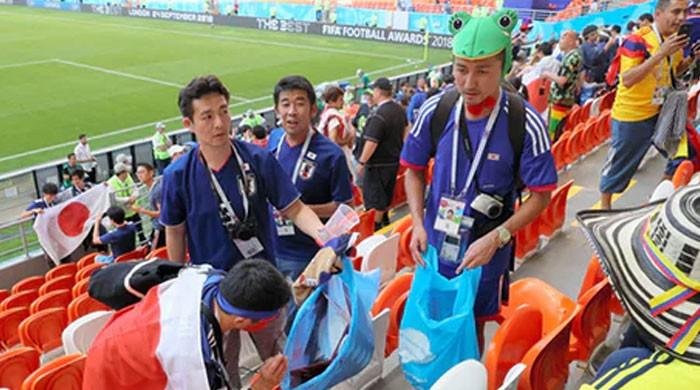 Jepang menang di dalam dan di luar lapangan di Piala Dunia, penggemar membersihkan sampah di semua stadion